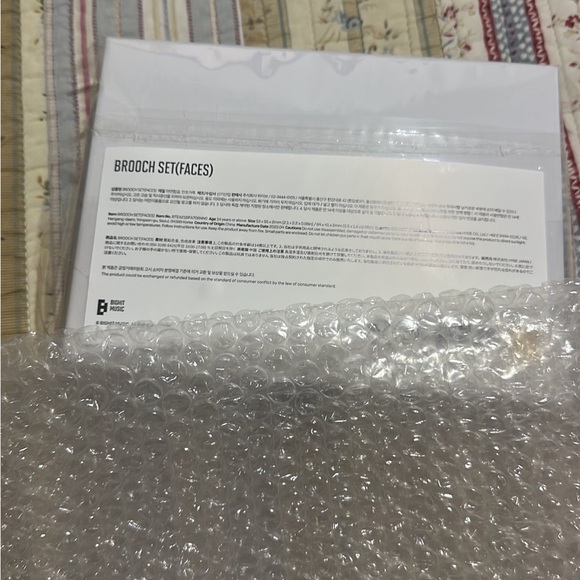 ARTIST MADE COLLECTION - V TAEHYUNG FACES BROOCH SET - Picture 4 of 5